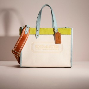Coach Restored Field Tote 30 In Colorblock With Badge. ライトターコイズ | COH865082